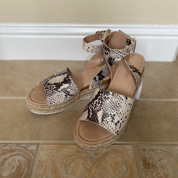 *Like New* Cushionaire “Miranda” Faux Snakeskin Espadrille Sandals - Picture 2 of 5